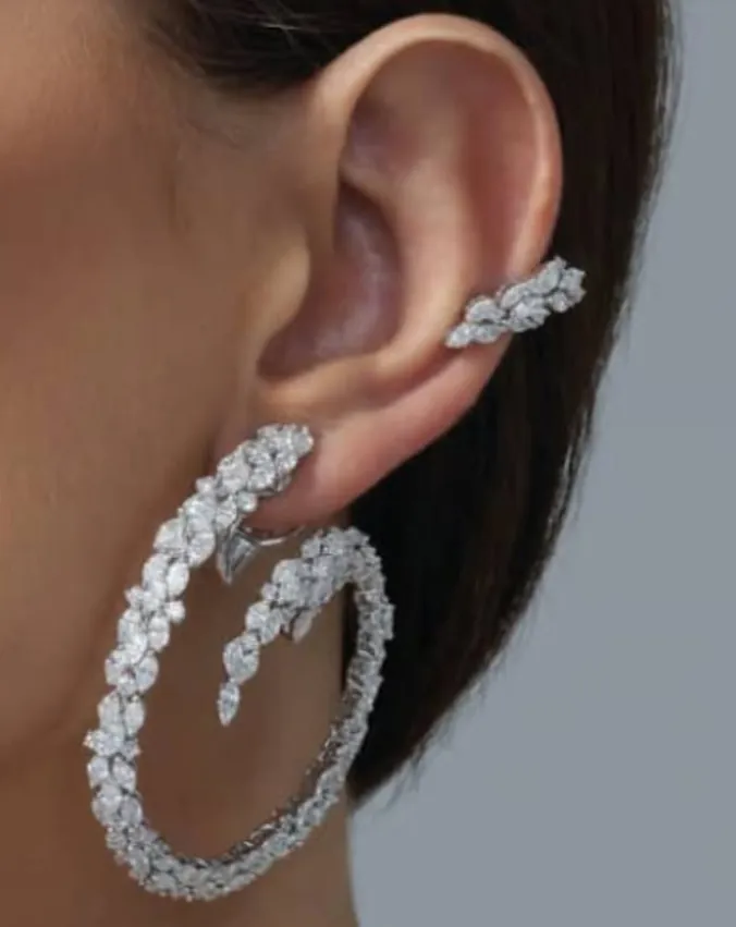 Créoles et bague d'oreille serties de diamants